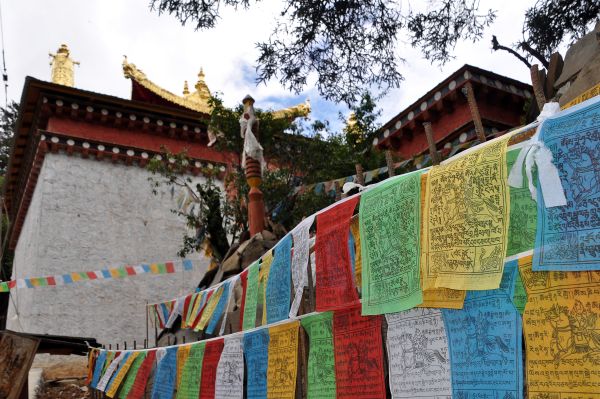 Ringha Gompa w Stupa Prayer flags s.JPG