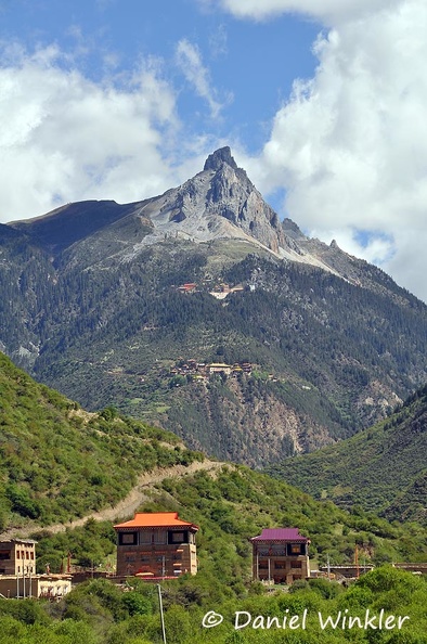 Drokar Mountain with houses below DW Ms.jpg