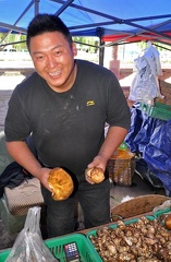 Mushroom dealer in Dartsendo / Kangding holding King boletes