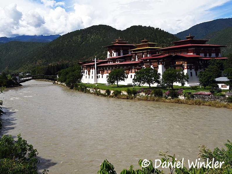 Punakha Dzong Mo Chu River Bridge DW Ms.jpg